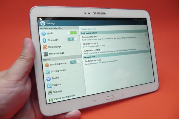Review Samsung Galaxy Tab 3 10.1: Îmbunătățiri prea puține față de predecesor, baterie bună și acustică excelentă (Video)