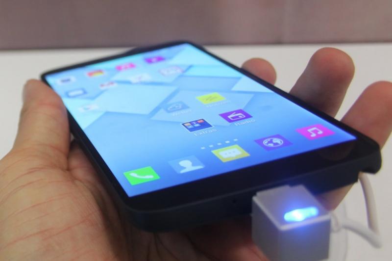 IFA 2013: Alcatel One Touch Hero hands on - phablet de 6 inch cu interfață ce amintește de iOS 7 (Video): alcatel_one_touch_hero_ifa_2013_10jpg.jpg
