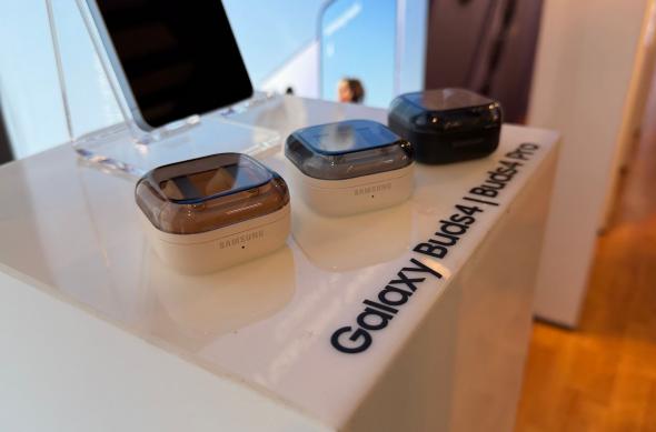 Samsung Galaxy Buds4 Pro - Fotografii hands-on: Galaxy-Buds4-Pro_ (1).jpg