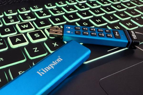 Prezentare Kingston IronKey Keypad 200: Stick-ul USB care se „autodistruge” dacă greșești PIN-ul