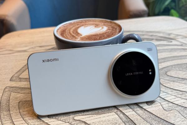 Xiaomi 17 Ultra: Design masiv, dar pe motiv bun, excelent la priză