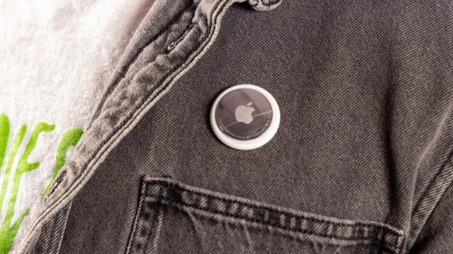 <b>Pandantivul şi ochelarii Apple sunt subiect de scăpare amplă, detalii de la Bloomberg; Aflăm când se lansează</b>Portofoliul Apple include nu doar iPhone-uri, iPad-uri şi MacBook-uri, ci şi secrete bine păzite. E vorba despre produse din segmente noi, ca ochelari smart şi pandantive cu AI, care tocmai au fost detaliate azi. Mark Gurman de la 