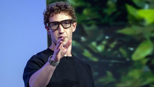 <b>Meta revine pe piața ceasurilor inteligente; Un model cu AI ar putea concura Apple, Samsung și Garmin din 2026</b>Viitoarea Meta Smartwatch, despre care se discută de câțiva ani, ar urma să fie lansată în 2026 și să mizeze puternic pe funcții de inteligență artificială, nu pe camere integrate, așa cum indicau versiunile anterioare aflate în dezvoltare. 