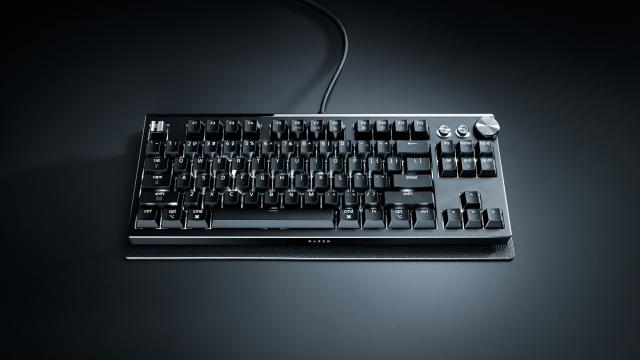<b>Razer dezvăluie tastatura flagship Huntsman Signature Edition, disponibilă în ediție limitată și adresată celor care vor performanță absolută</b>La CES 2026 am realizat și turul standului Razer unde am dat de gumă de mestecat de gaming, am văzut avatarul Project Ava cât și căștile Motoko echipate cu o cameră. Recent am aflat despre colecția de periferice realizate