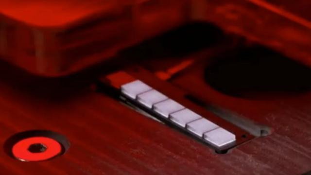 <b>Nothing schimbă aranjamentul de LED-uri de pe Phone (4a) cu un sistem „bară de lumini”</b>Nothing a renunțat la luminițele Glyph de pe Nothing Phone (3), dar le readuce înapoi pe seria Nothing Phone (4a). Confirmată deja pentru prezentare pe 5 martie 2026 Nothing Phone (4a), această serie va include nu LED-uri disparate Glyph, ci o bară de LED