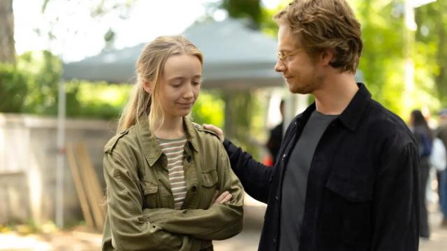 <b>Avem noul "Adolescence"! Girl Taken m-a ţinut lipit de ecran un weekend întreg, acum pe SkyShowtime</b>"Girl Taken" e cel mai nou serial apărut pe SkyShowtime, pe 26 februarie 2026. Am avut ocazia să îl văd mai devreme şi prima constatare e că îmi aminteşte de "Adolescence", incredibilul serial britanic din 2025