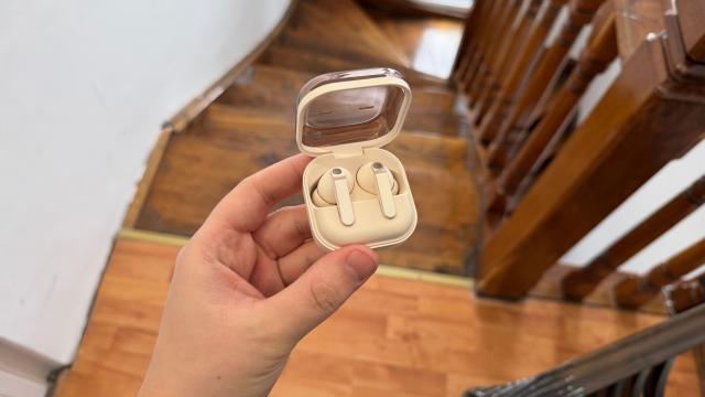 <b>Samsung Galaxy Buds4 și Buds4 Pro au debutat: sunet Hi-Fi 24-bit, ANC adaptiv și integrare profundă Galaxy AI</b>Samsung a prezentat oficial noile Galaxy Buds4 și Galaxy Buds4 Pro, o generație care pune accent pe calitatea audio, confort și integrarea avansată cu ecosistemul Galaxy. Compania afirmă că 58% dintre utilizatorii săi folosesc zilnic căști