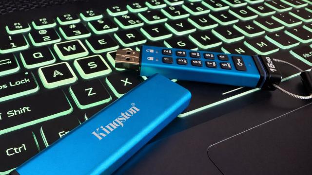 <b>Prezentare Kingston IronKey Keypad 200: Stick-ul USB care se „autodistruge” dacă greșești PIN-ul</b>Pe masa noastră de teste ajung frecvent gadgeturi foarte interesante. Chiar dacă azi nu vorbim despre un smartphone sau o tabletă ce impresionează prin specificații, discutăm despre Kingston IronKey Keypad 200, un produs care nu se bazează pe