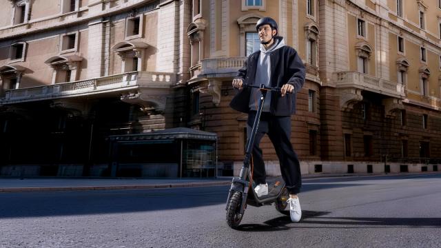 <b>Xiaomi prezintă trotinetele Electric Scooter 6: Avem 5 variante, pentru toate buzunarele</b>Xiaomi extinde gama de trotinete electrice în Europa în cadrul MWC 2026, unde prezintă seria Electric Scooter 6. Cel mai avansat model, Electric Scooter 6 Ultra, adoptă anvelope de 12 inch, suspensie cu braț dublu, autonomie 