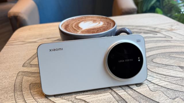 <b>Xiaomi 17 Ultra: Design masiv, dar pe motiv bun, excelent la priză</b>Xiaomi 17 Ultra mi-ar fi plăcut să ajungă la mine... în ediţia Leica Leitz, dar nu s-a putut. Nu că ar fi rea cea pe care o testez, pe nuanţa Ultra White. E, "curata", aerisită, mată, nu e predispusă la murdărire. Spatele e dominat de acel 