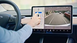 Tesla pregătește un mod de parcare mai inteligent, capabil să învețe preferințele șoferilor; Grok ar putea primi comenzi vocale pentru condus
