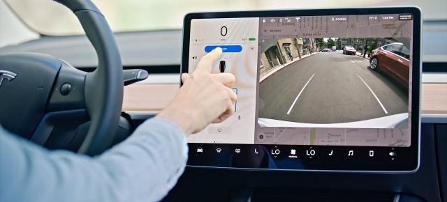 Tesla pregătește un mod de parcare mai inteligent, capabil să învețe preferințele șoferilor; Grok ar putea primi comenzi vocale pentru condus