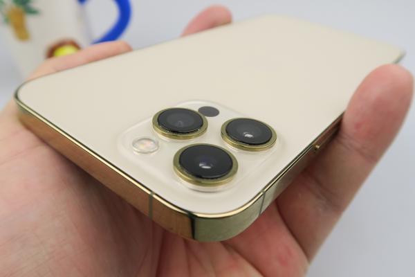 Apple iPhone 12 Pro Max: Design masiv, lucios, magnet de amprente