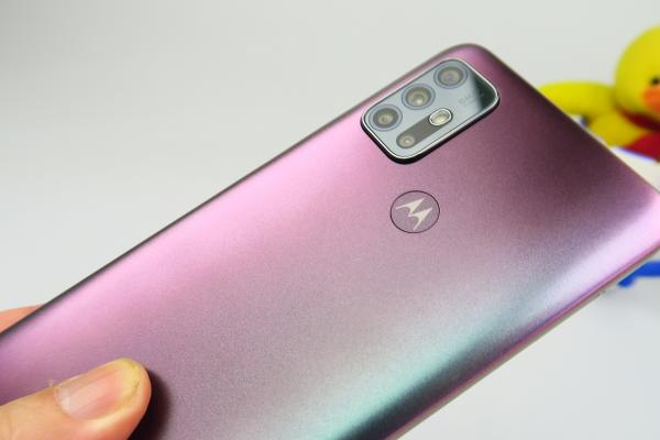 Motorola Moto G30: Design cu nuanţa uşor de recunoscut, bărbie mare, ergonomia OK