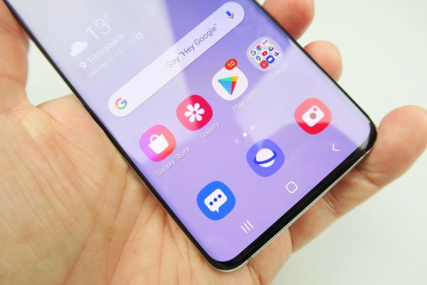 Samsung distribuie o actualizare nouă pe seria Galaxy S20, cu accent pe îmbunătățiri la nivel de cameră foto
