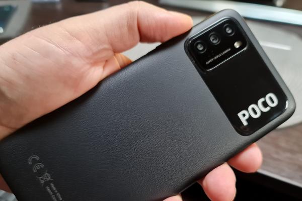 POCO M3: Design cu personalitate în spate, datorită modulului camerei