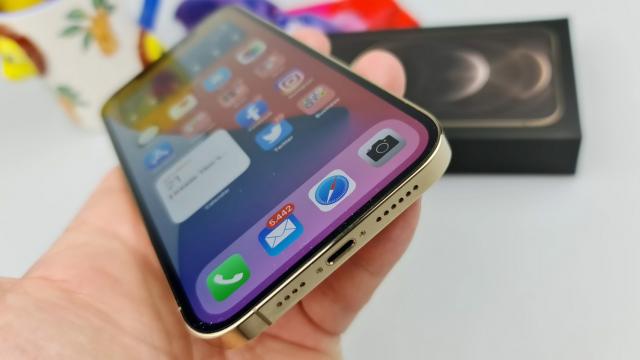 <b>Apple iPhone 12 Pro Max: Acustică peste seria Galaxy S20 la gaming, surround plăcut</b>De ceva vreme Apple ne răsfaţă cu difuzoare stereo şi unele de calitate aş remarca. Povestea se repetă de la iPhone 7 încoace şi nu îmi amintesc să fi cârcotit la vreun iPhone de atunci. Mai nou nu primim nici un fel de căşti la pachet, după modelul