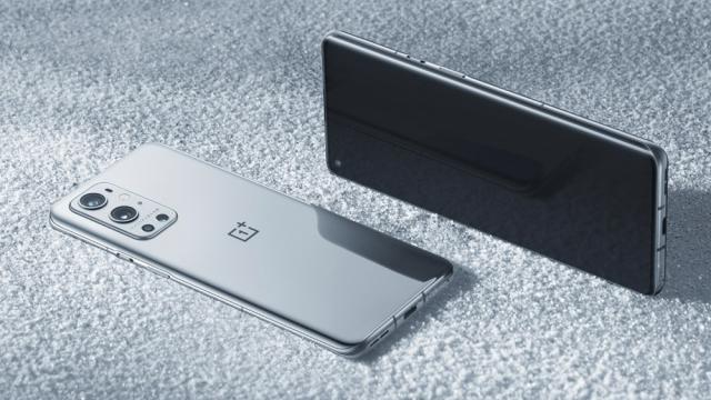 <b>OnePlus 9 Pro se lasă admirat în randări oficiale pe nuanța Morning Mist, un argintiu cu finisaj oglindă</b>Numărătoarea inversă până la debutul seriei OnePlus 9 a început deja, în calendar fiind marcată data de 23 martie atunci când vom vedea lansate oficial modelele OnePlus 9 și OnePlus 9 Pro. Despre aceste dispozitive