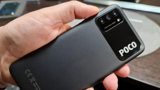 <b>POCO M3: Design cu personalitate în spate, datorită modulului camerei</b>POCO M3 arata insolit, inedit faţă de orice alt telefon de sub 1000 lei, cel puţin privit din spate. Pe galben aduce cu un Lumia 1020, doar că fără camera rotunjită, iar pe negru se remarcă prin imitaţia de piele de pe spate. E de fapt un plastic