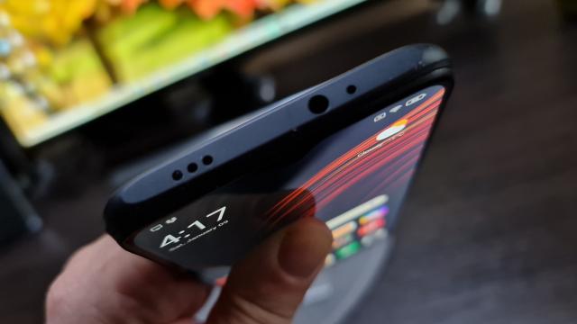 <b>POCO M3: Conectivitate cu de toate, inclusiv infraroşu</b>POCO M3 vine cu două slot-uri nano SIM, dar şi suport 4G LTE şi WiFi dual band. Are şi WiFi Direct, Bluetooth 5.0 şi BT LE pentru conectarea la căşti, iar pentru localizare primim GPS, Glonass, BDS şi Galileo. Nu avem NFC, pentru asta e POCO X3 NFC