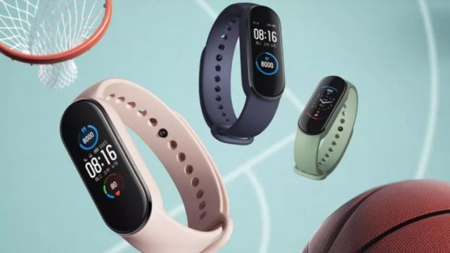 <b>Xiaomi Mi Band 6 apare în prima fotografie reală, aduce cu predecesorul ca design</b>Xiaomi Mi Band 6 ar fi următorul purtabil important de la Xiaomi, aşteptat să vină chiar în această lună în Asia. Am avut deja scăpări în ianuarie şi februarie, dar azi vedem prima fotografie reală a dispozitivului şi recapitulăm ce ştim despre el mai jos