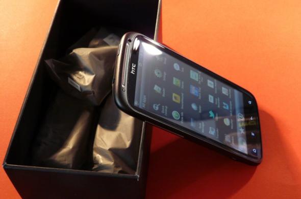 HTC Sensation, senzația dual core scoasă din cutie și gata să concureze cu Galaxy S II (Video): htc_sensation_unboxing_mobilissimo_21jpg.jpg