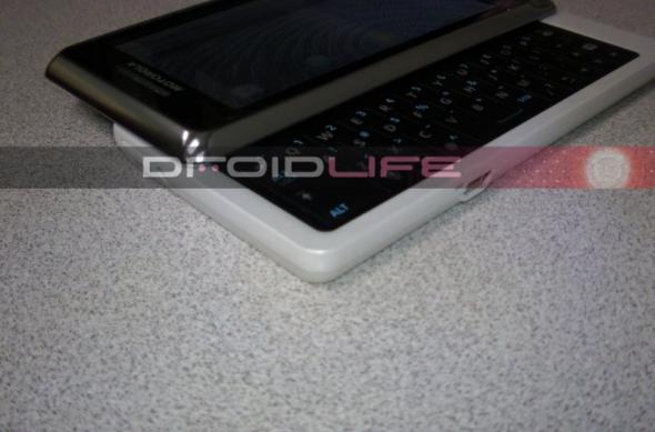 Imagini cu primul telefon cu procesor de 1.2 GHz: Motorola Droid 2 (World Edition): motorola_droid_2_world_edition_04.jpg