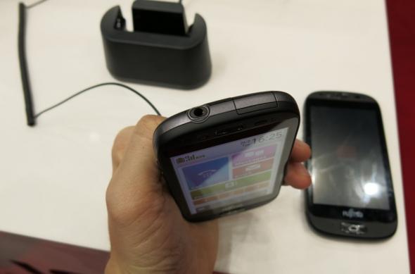 MWC 2013: Fujitsu Stylistic S01, un smartphone pentru cei În vârstă; Iată cum face baie telefonul! (Video): fujitsu_stylistic_s01_05jpg.jpg