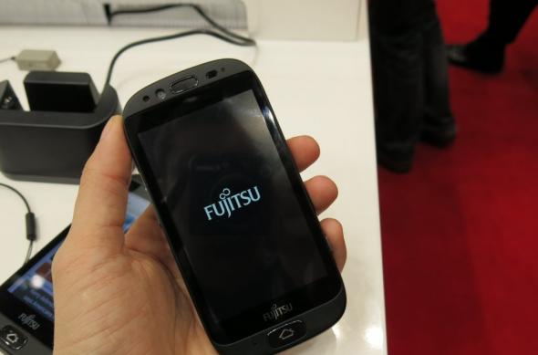 MWC 2013: Fujitsu Stylistic S01, un smartphone pentru cei În vârstă; Iată cum face baie telefonul! (Video): fujitsu_stylistic_s01_03jpg.jpg