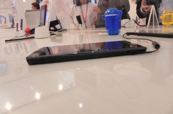 MWC 2012: Fujitsu Arrows Micro F-07D Hands On - filmează sub apă! (Video): dscn0900jpg.jpg