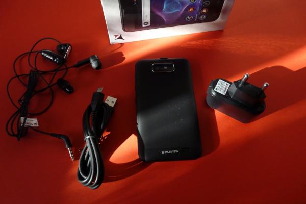 Allview P5 Alldro unboxing - scoatem din cutie un telefon dual core cu branding românesc și amplificator Yamaha (Video)