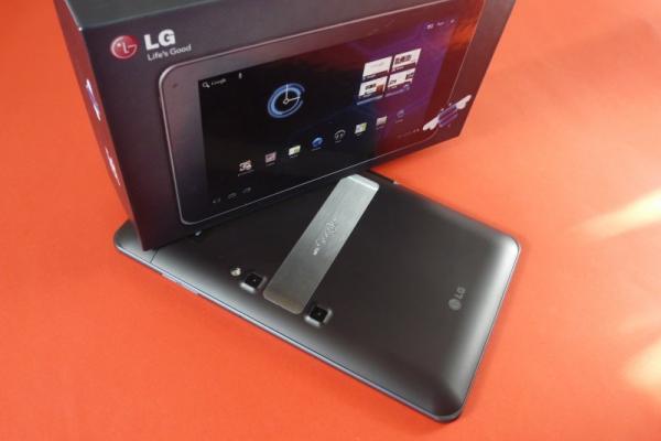LG Optimus Pad scos din cutie la Mobilissimo.ro - vine cu ochelari 3D și o cameră duală 3D (Video)