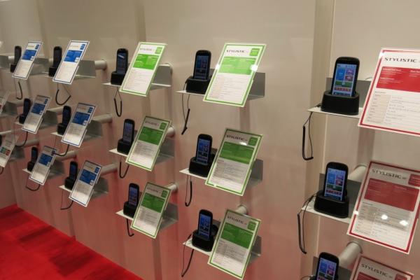 MWC 2013: Fujitsu Stylistic S01, un smartphone pentru cei În vârstă; Iată cum face baie telefonul! (Video)