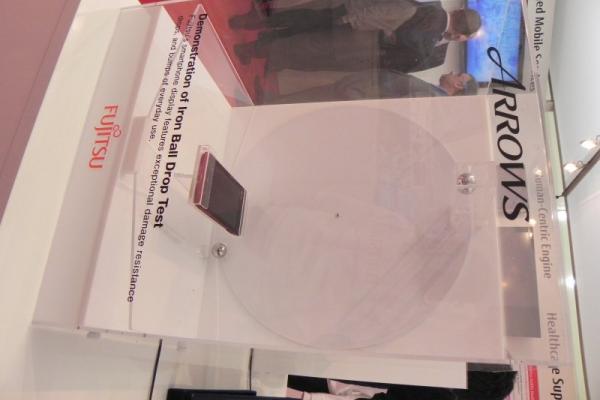 MWC 2012: Fujitsu Arrows Micro F-07D Hands On - filmează sub apă! (Video)