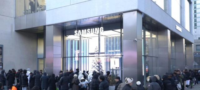 Cozi şi sold out: triplu pliabilul Samsung Galaxy Z TriFold e vândut ca pâinea caldă în Coreea de Sud