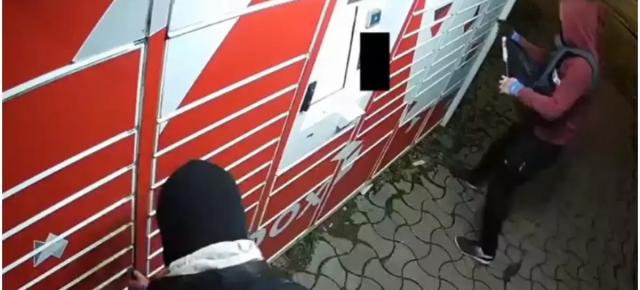 Furt din easybox la Bacău: Doi tineri au încercat să fure telefoane comandate online