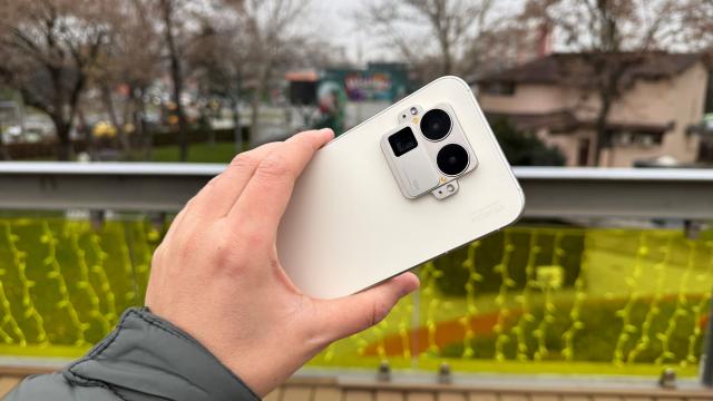 <b>realme GT 8 Pro review detaliat în limba română (evaluare Mobilissimo)</b>Finalul de an ne rezervă multe surprize și îmi place să văd producători care încearcă să iasă din obișnuit și să aducă elemente proaspete într-un segment smartphone care nu prea se schimbă radical. realme este unul dintre 