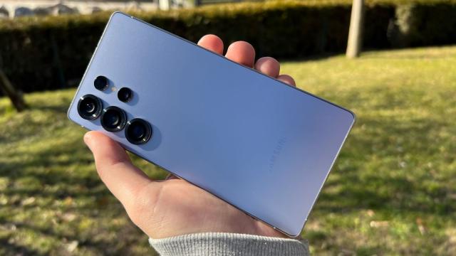 <b>Galaxy S27 ar putea primi un upgrade serios la nivel de cameră; Samsung testează tehnologia „Global Shutter”</b>Samsung ar putea face un pas important pe partea de fotografie mobilă cu viitorul Galaxy S27. Din Coreea de Sud apar informații conform cărora compania lucrează la o cameră cu tehnologie „Global Shutter”. Asta înseamnă captură instantanee a întregii imagi