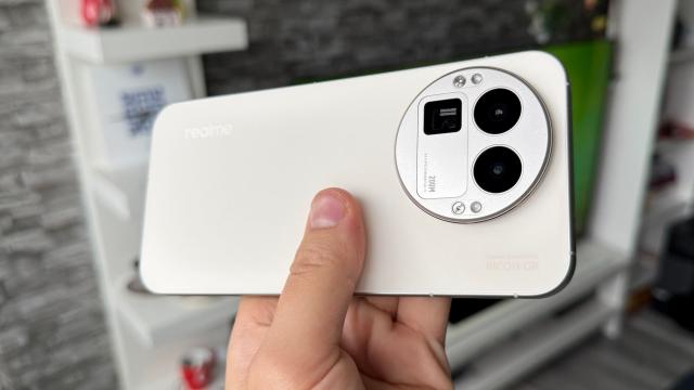 <b>realme GT 8 Pro: Benchmark-uri record, am sărit de 4 milioane de puncte în AnTuTu</b>realme GT 8 Pro e cel mai ieftin telefon cu procesor Qualcomm Snapdragon 8 Elite Gen5 şi ca atare începi să te întrebi ce compromisuri au fost făcute pentru a atinge acest prag de 4300 de lei