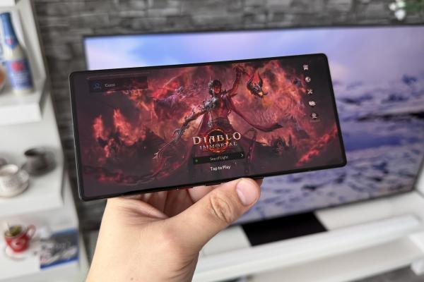 REDMAGIC 11S Pro: Display ultra imersiv, perfect când joci shootere la soare