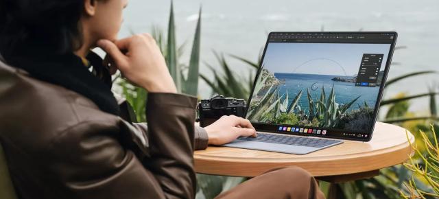 Huawei pregătește un nou MateBook Fold! Laptopul pliabil ar urma să fie mai ieftin și să vină într-o culoare complet nouă