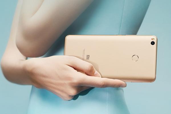 Xiaomi Mi Max 2 este oficial; phablet de 6.44 inch cu baterie de 5300 mAh și preț de 247 dolari