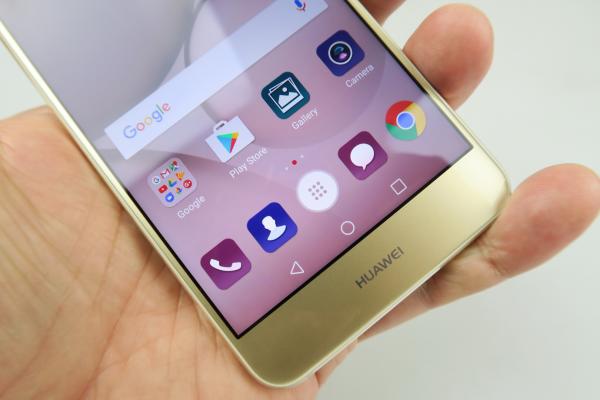Huawei P10 Lite: Display bine calibrat, stă bine la contrast