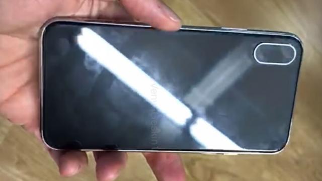 <b>Macheta lui iPhone 8 se lasă admirată într-un clip video hands-on; la capitolul grosime pare nu a sta prea bine</b>Am trecut peste scăpările cu schițe ale lui iPhone 8 și în ultima vreme privim asupra unor machete realizate pentru acest viitor iDevice ce s-ar putea lansa în luna septembrie a acestui. Astăzi privim design-ul lui iPhone 8 pe seama unei machete ce se 