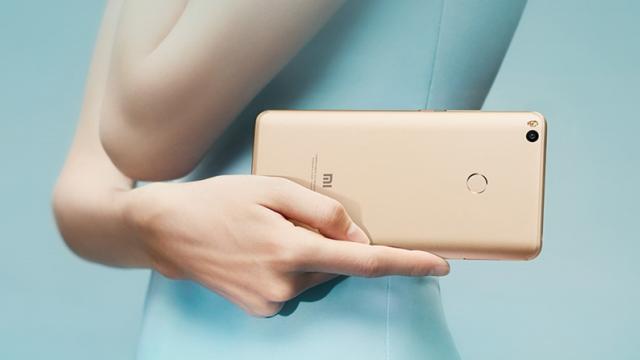 <b>Xiaomi Mi Max 2 este oficial; phablet de 6.44 inch cu baterie de 5300 mAh și preț de 247 dolari</b>Producătorul chinez Xiaomi a anunțat astăzi lansare phablet-ului Mi Max 2, terminal cu o generoasă diagonală de 6.44 inch ce beneficiază de un pachet de dotări mid-range. Avem parte de un procesor Qualcomm Snapdragon 625, de o baterie de 5100 mAh și de 