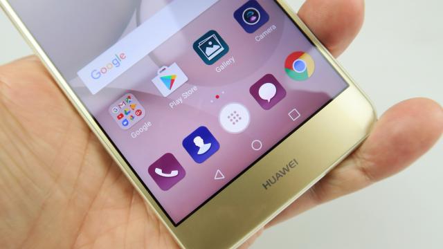 <b>Huawei P10 Lite: Display bine calibrat, stă bine la contrast</b>Huawei a mers pe ruta clasică în cazul lui Huawei P10 Lite, lansând un telefon cu ecran Full HD de 5.2 inch. E vorba despre un panou IPS LCD cu muchii groase de doar 1.21 mm. Ecrane similare găsim şi pe Huawei P9 Lite şi P9 Lite (2017), dar noi încercăm..
