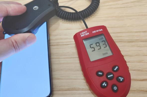 Luminozitate display OnePlus 11 și ecranul văzut la microscop: OnePlus-11_003_2.jpg