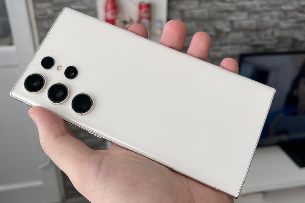 Samsung Galaxy S23 Ultra: Design rafinat de Note, cu extra suprafeţe plate