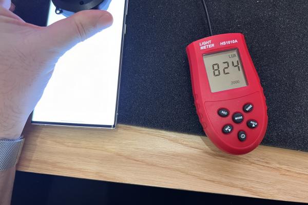 Luminozitate display Samsung Galaxy S23 Ultra și ecranul văzut la microscop