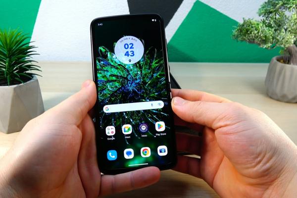 Motorola RAZR 2022: Display mai luminos decât la predecesori şi rivalii Flip